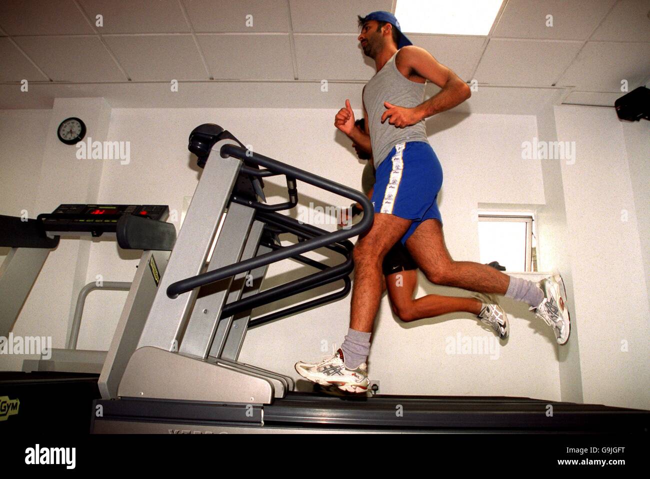 Cricket - Surrey CCC - John Major Speech al The Oval. Un giocatore di Surrey (lontano) lavora sulla macchina che corre Foto Stock