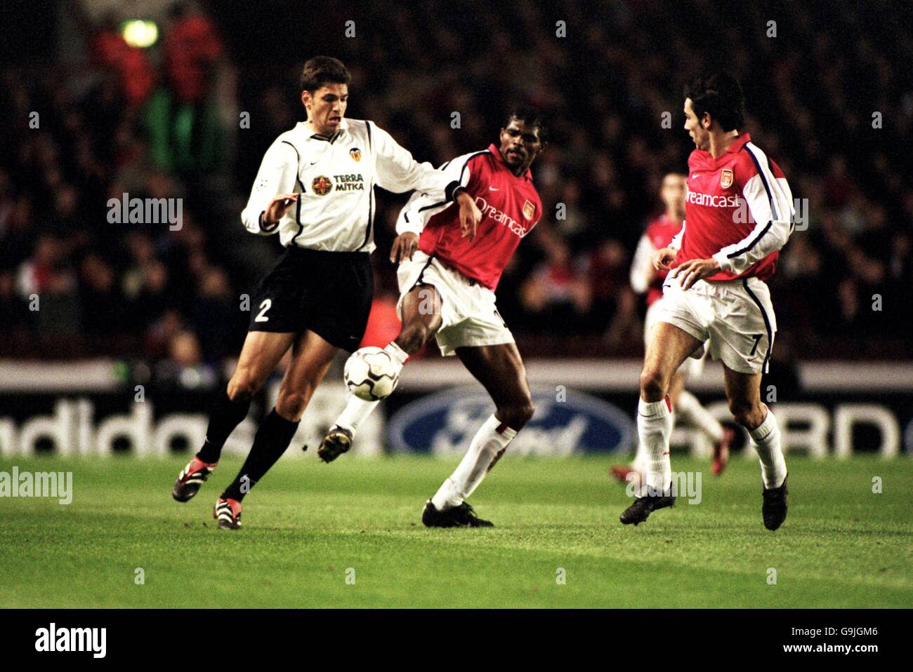 Calcio - UEFA Champions League - Quarter Final - Arsenal contro Valencia. Il Kanu dell'Arsenal è affrontato da Mauricio Pellegrino di Valencia, come Robert Pires (R) guarda Foto Stock