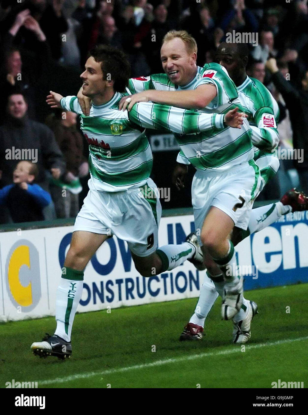 Aaron Davies di Yeovil (a sinistra) celebra il suo obiettivo contro Bristol City durante la partita della Coca-Cola League One a Huish Park, Yeovil. Foto Stock