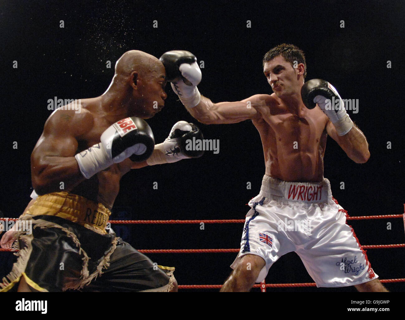 Pugilato - inglese Light-Welterweight title Fight - Gary Reid / Nigel  Wright - Kelvin Hall. Nigel Wright (a destra) lancia un pugno a Gary Reid  durante la lotta inglese per il titolo