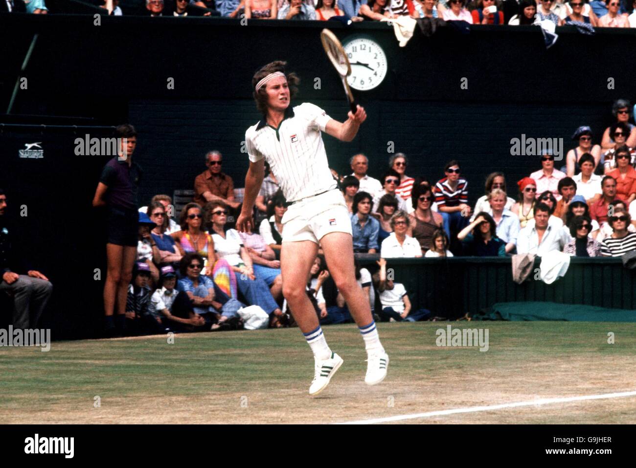 Tennis - campionati di Wimbledon 1977 - Mens Singles Semi finale - John McEnroe v Jimmy Connors Foto Stock