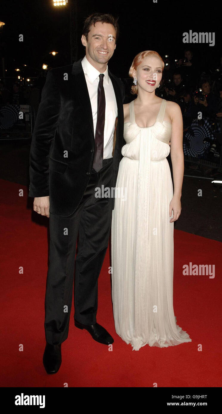 Le star della Prestige Hugh Jackman e Scarlett Johansson arrivano per la prima del film inglese all'Odeon West End nel centro di Londra. Foto Stock