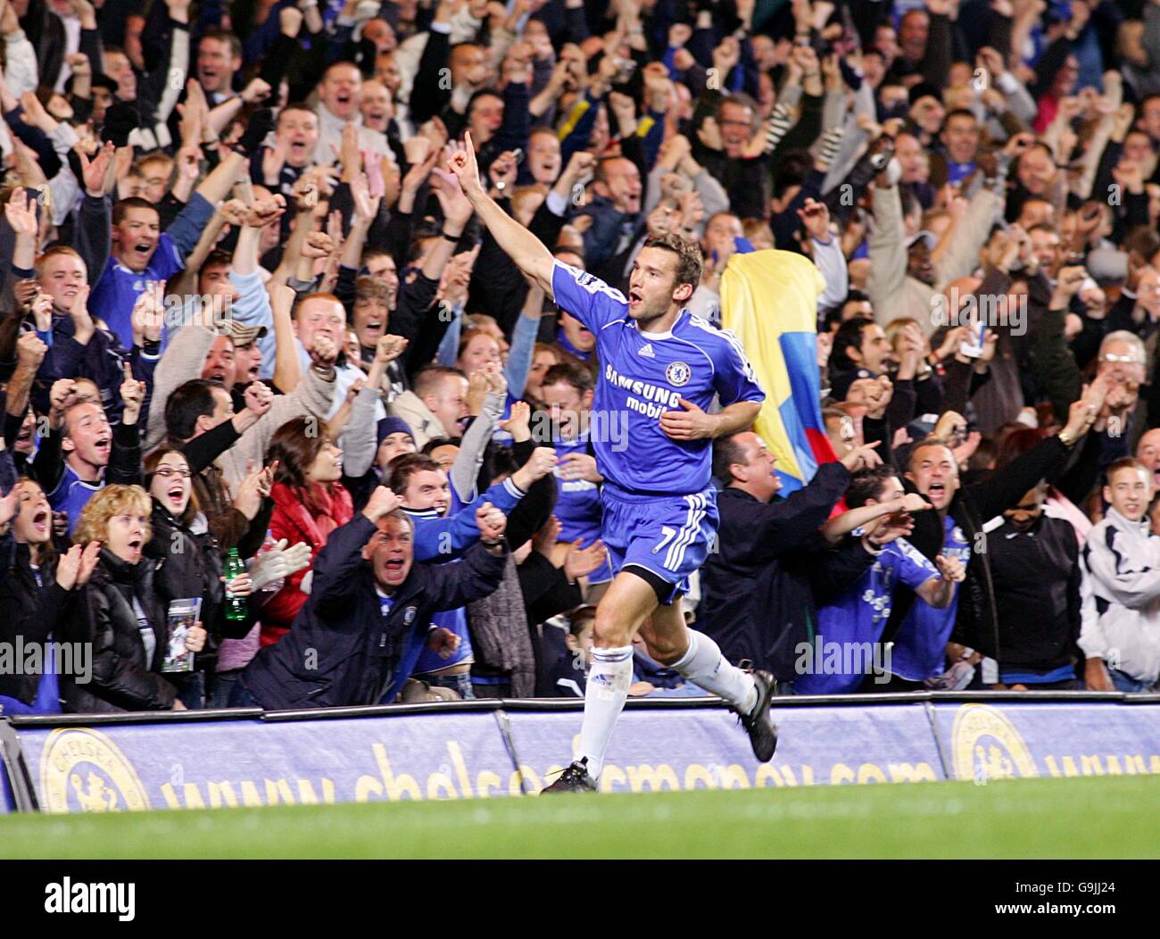 Calcio - Carling Cup - quarto turno - Chelsea v Aston Villa - Stamford Bridge. Andry Shevchenko di Chelsea celebra il suo obiettivo. Foto Stock