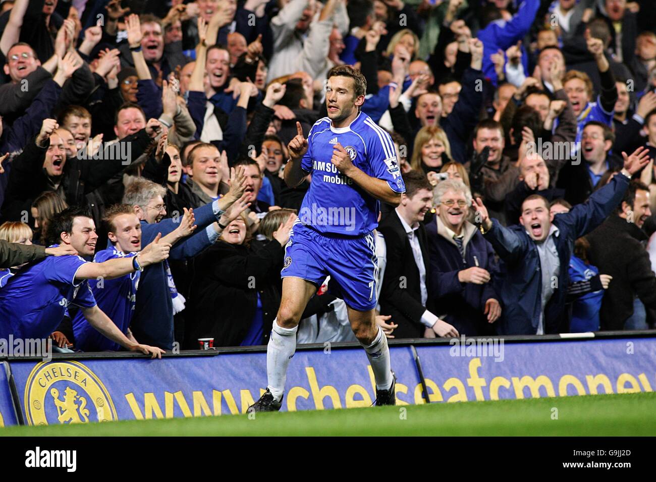 Calcio - Carling Cup - quarto turno - Chelsea v Aston Villa - Stamford Bridge. Andry Shevchenko di Chelsea celebra il suo obiettivo. Foto Stock