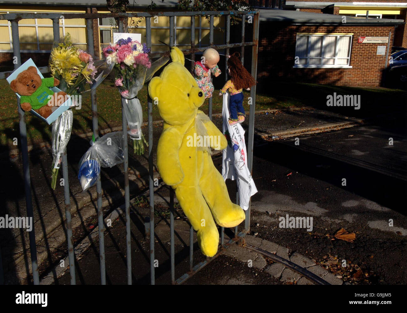 Gli tributi partirono fuori dalla Redhill Infant School, a Castleford, West Yorkshire, dove Shannon Louise Hannessey era un allievo. Foto Stock