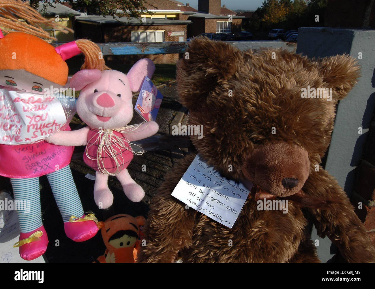 Gli tributi partirono fuori dalla Redhill Infant School, a Castleford, West Yorkshire, dove Shannon Louise Hannessey era un allievo. Foto Stock