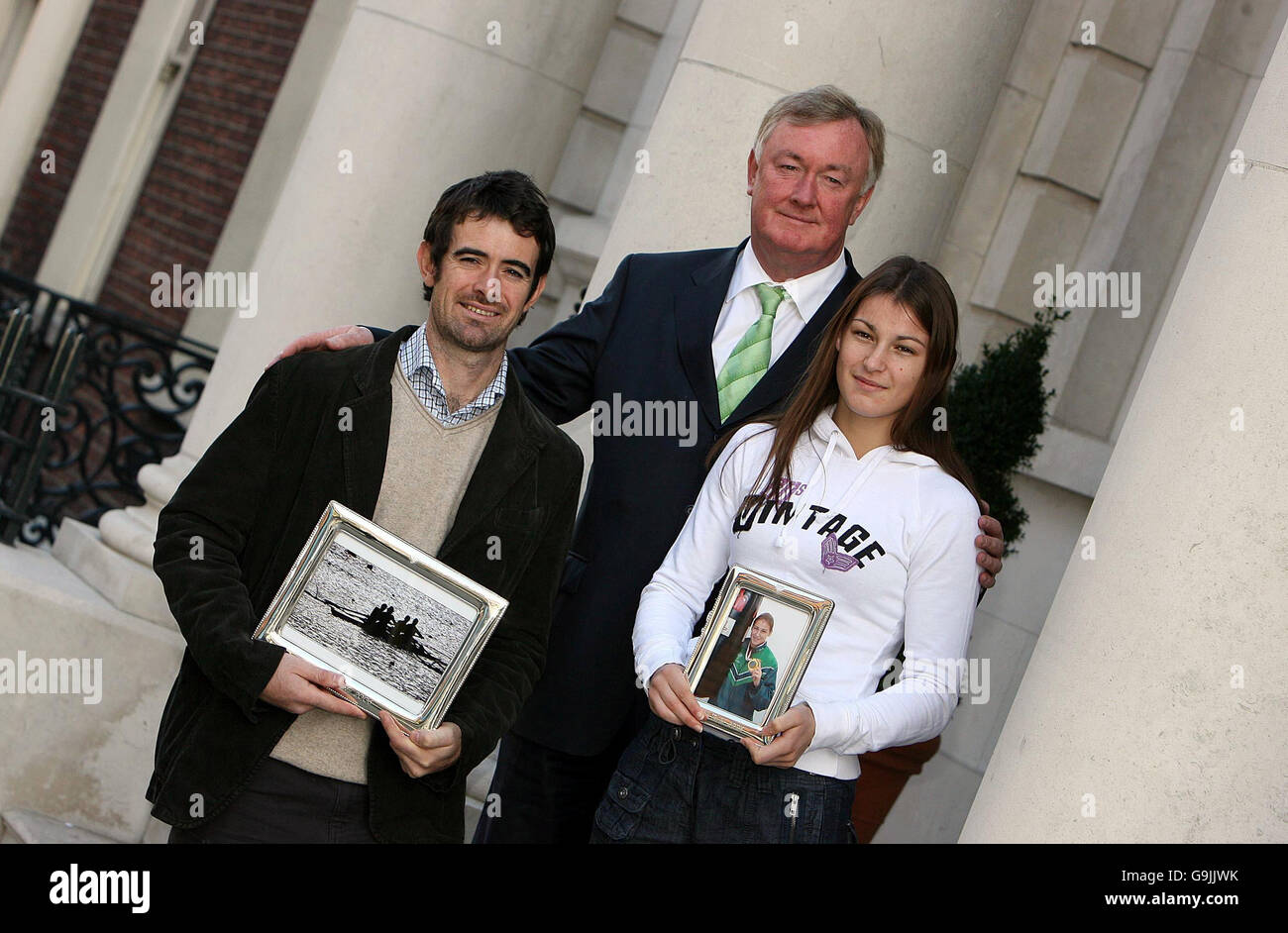 Il Ministro dello Sport, John o'Donoghue TD annuncia finanziamenti supplementari per gli atleti ad alte prestazioni con Geroid Towey, equipaggio della leggera squadra di quattro vogatori che ha vinto il bronzo nei Campionati del mondo di Eton, e il pugile Katie Taylor, che ha vinto l'oro ai campionati europei. Foto Stock