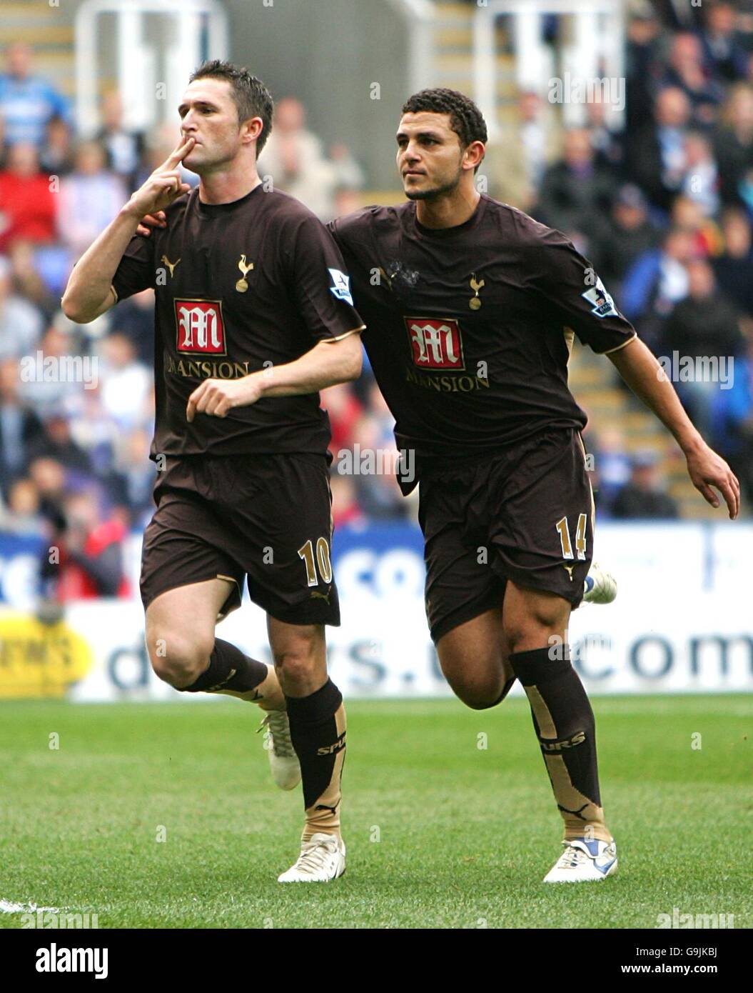 Calcio - fa Barclays Premiership - Reading v Tottenham Hotspur - Madejski Stadium. Robbie Keane di Tottenham Hotspur celebra il suo obiettivo di penalità con il compagno di squadra Hossam Ghaly Foto Stock