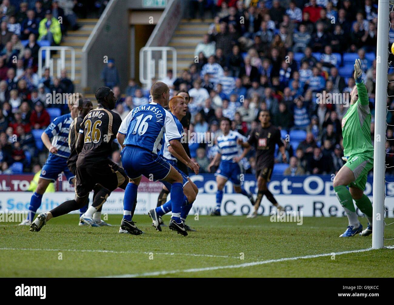 Calcio - fa Barclays Premiership - Reading v Tottenham Hotspur - Madejski Stadium. Steve Sidwell di Reading segna il secondo obiettivo del gioco passato Tottenham Hotspurs Paul Robinson Foto Stock