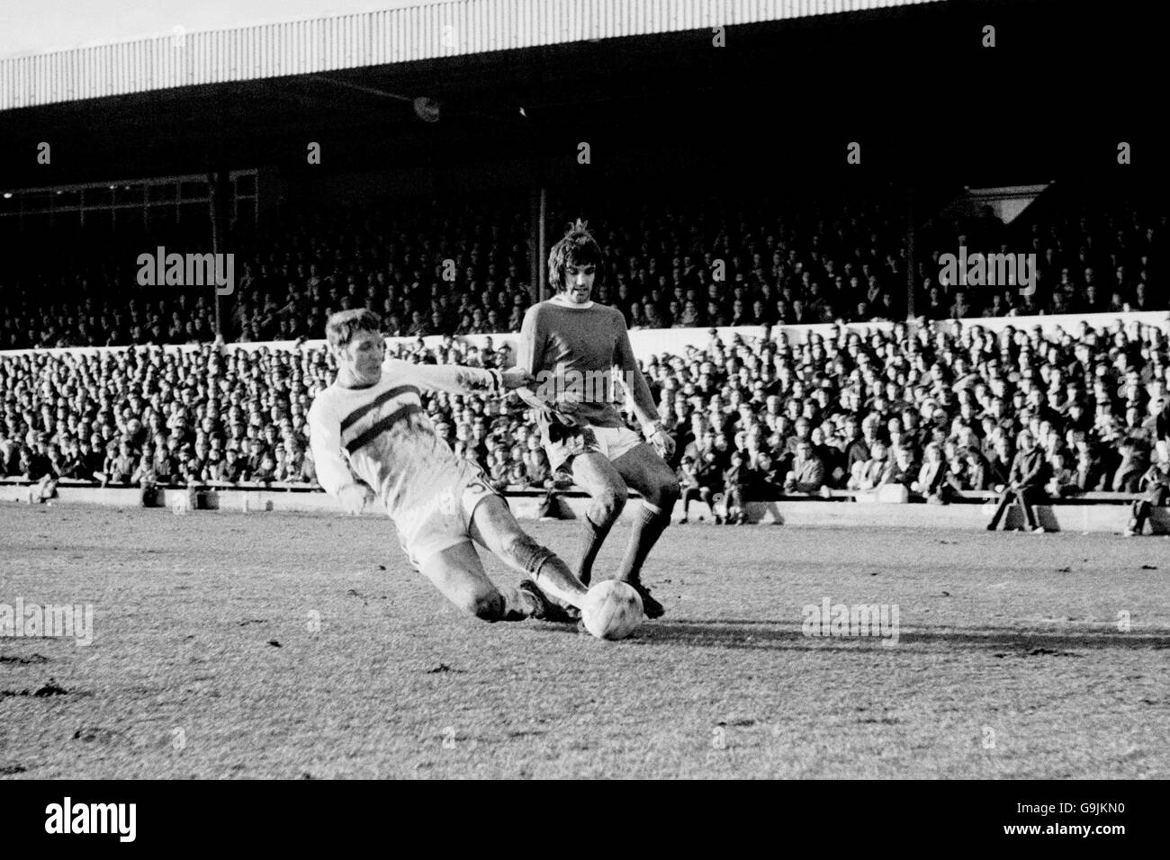 Calcio - fa Cup - Fifth Round - Northampton Town / Manchester United. Il Manchester United's George Best (r) è affrontato da un difensore della città di Northampton Foto Stock