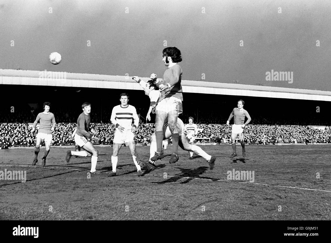 Il Manchester United's George Best sorge sopra un difensore di Northampton Town per vincere un header Foto Stock