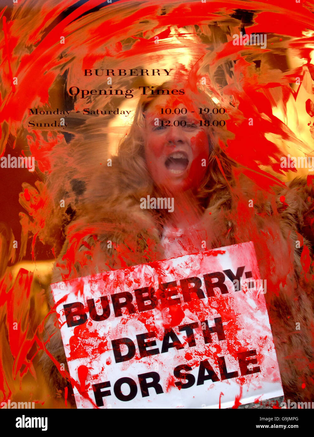 I manifestanti dell'organizzazione anti-pelliccia PETA prendono il controllo di un negozio Burberry su Regent Street a Londra. Foto Stock