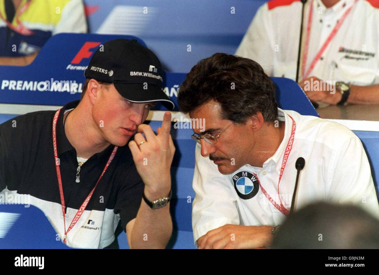 Il pilota della BMW Wiliams Ralf Schumacher (l) in conversazione con la BMW Direttore del Motorsport Mario Theissen (r) Foto Stock