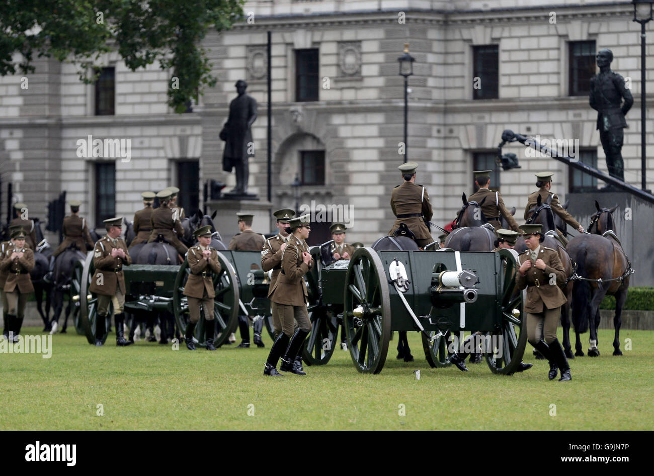 Il Re della truppa cavallo Royal Artillery dopo la cottura prima guerra mondiale pistole in piazza del Parlamento, Londra, per contrassegnare la fine della veglia presso la tomba del Milite Ignoto in Westminster Abbey, come nazione onori migliaia di soldati caduti nella battaglia della Somme, 100 anni dopo la sua sanguinosa inizio. Foto Stock
