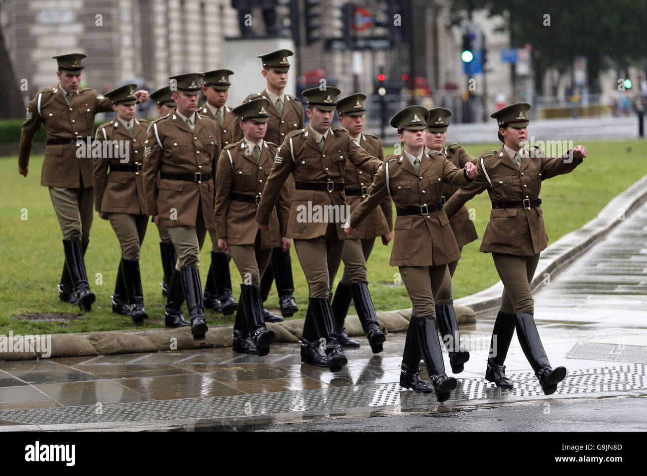 Il Re della truppa cavallo Royal Artillery marzo dopo la cottura prima guerra mondiale pistole in piazza del Parlamento, Londra, per contrassegnare la fine della veglia presso la tomba del Milite Ignoto in Westminster Abbey, come nazione onori migliaia di soldati caduti nella battaglia della Somme, 100 anni dopo la sua sanguinosa inizio. Foto Stock