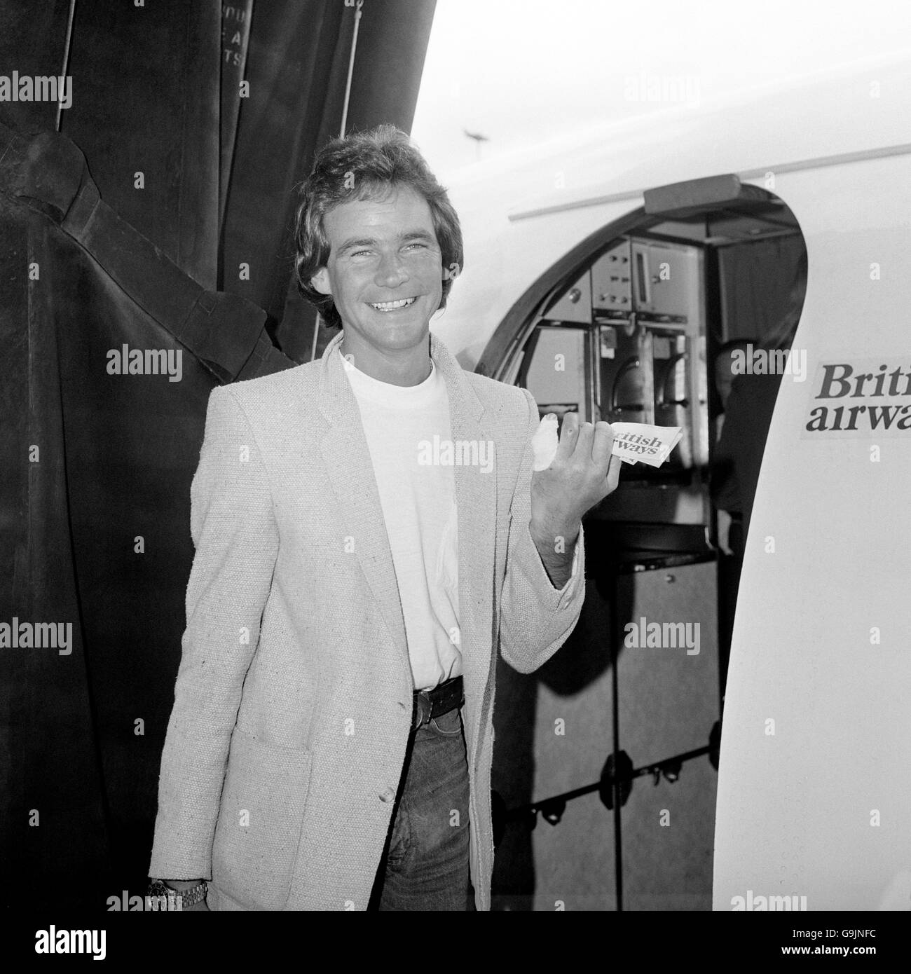 Barry Sheene, raffigurato all'aeroporto di Heathrow mentre salirà a bordo di un aereo per Salisburgo, dove testerà la sua ultima moto Foto Stock