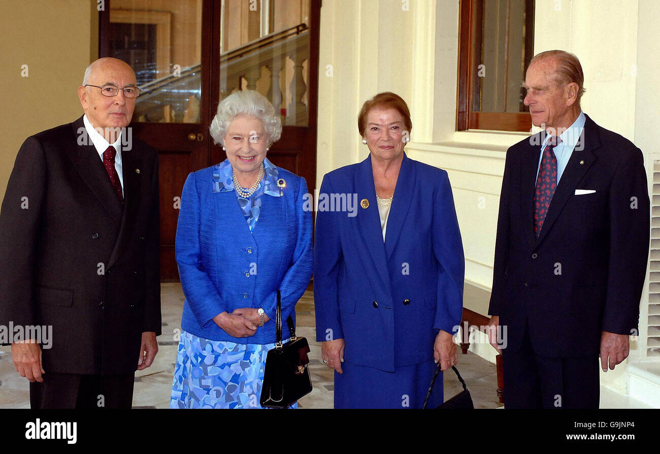 La Regina Elisabetta II e il Duca di Edimburgo salutano il Presidente della Repubblica Italiana Giorgio Napolitano e sua moglie Clio a Buckingham Palace, Londra. Foto Stock