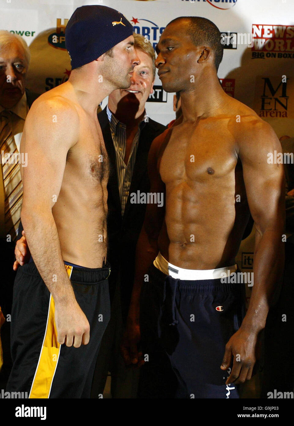 Pugilato - Joe Calzahe / Sakio Bika - WBO e IBF super peso medio - peso in. Joe Calzaghe del Galles (a sinistra) guarda negli occhi della Bika Sakio dell'Australia durante il pesato all'Hilton Hotel di Manchester. Foto Stock