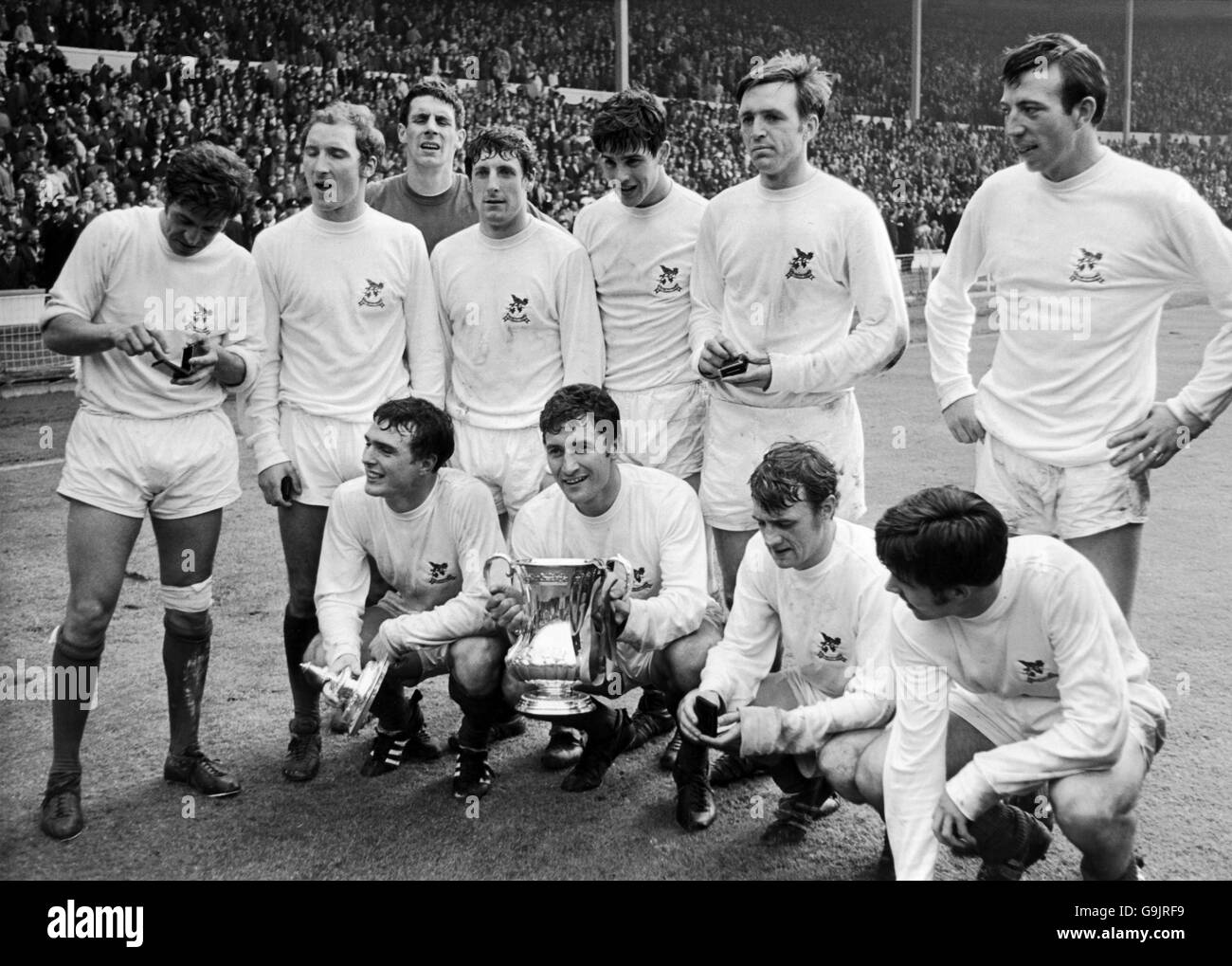 West Bromwich Albion festeggia con la fa Cup dopo la loro vittoria 1-0: (Back row, l-r) Doug Fraser, Dennis Clarke, John Osborne, Tony Brown, Graham Lovett, Jeff Astle, John Talbut (prima fila, l-r) Ian Collard, Graham Williams, Clive Clark, Bobby Hope Foto Stock