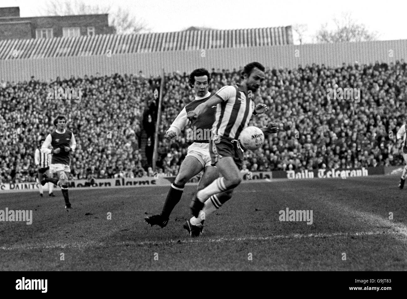 Brian Horton (r) di Brighton e Hove Albion elimina il pericolo Foto Stock