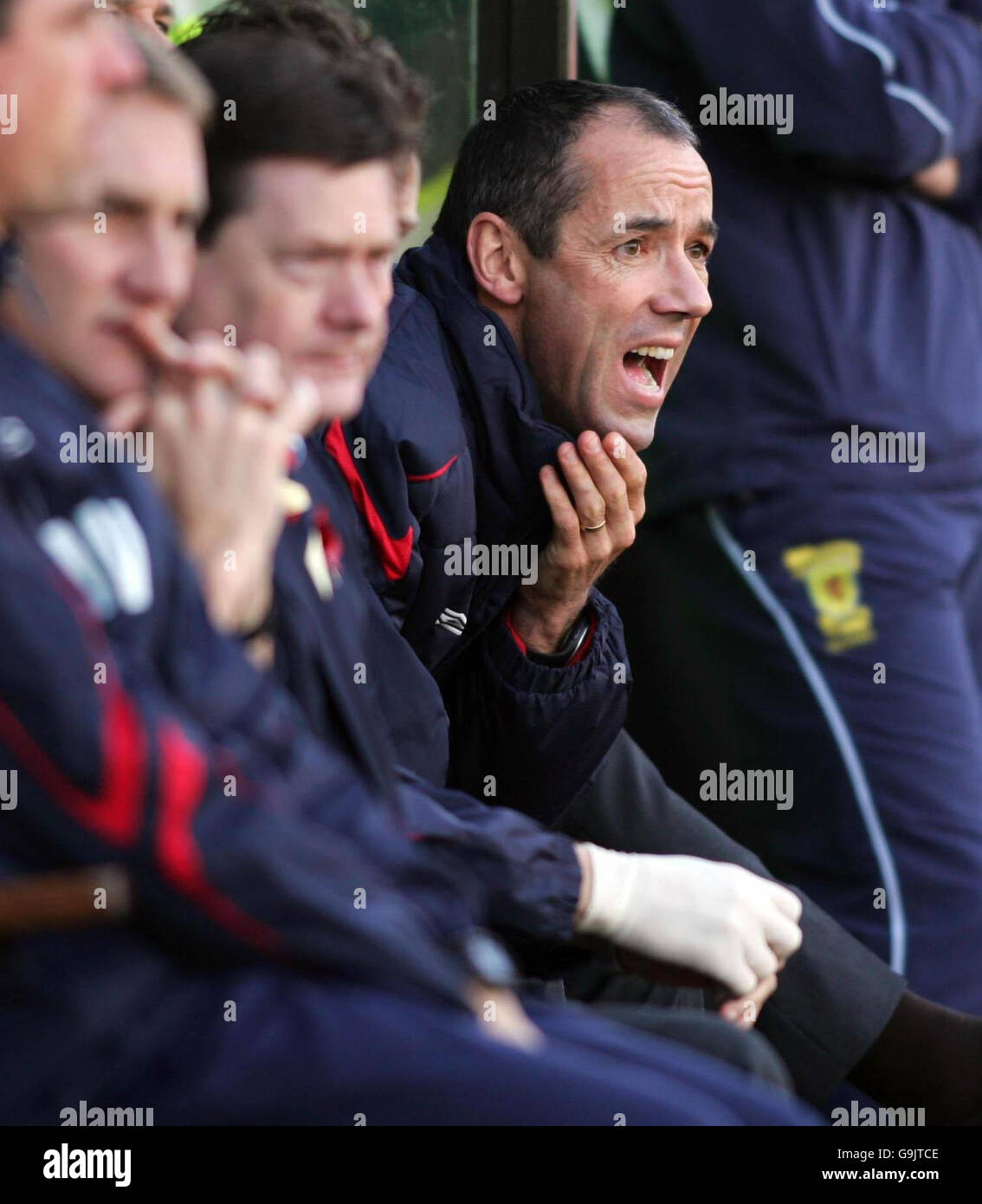 Paul le Guen, manager dei Rangers, urla ai suoi giocatori dalla panchina durante la partita della Bank of Scotland Premier League contro St Mirren a St Mirren Park, Renfrewshire. Foto Stock