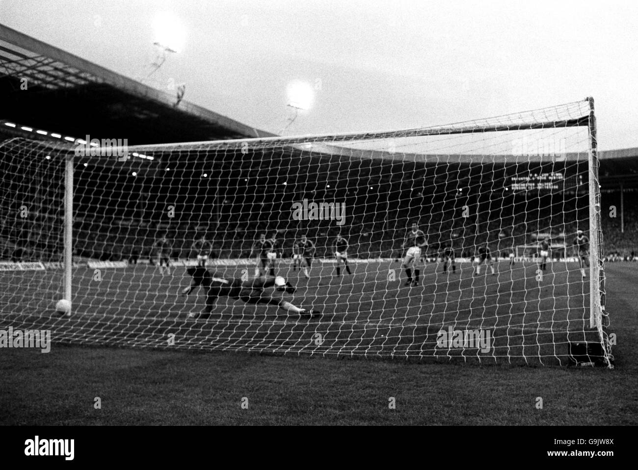 Arnold Muhren del Manchester United porta il quarto obiettivo della sua squadra oltre Brighton e Graham Moseley, portiere di Hove Albion, dal punto di rigore Foto Stock