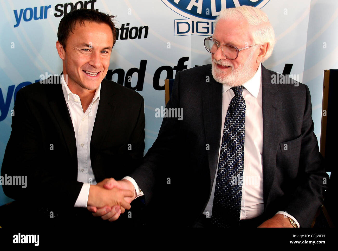 Dennis Wise, direttore del New Leeds United (a sinistra), con il presidente Ken Bates durante una conferenza stampa a Elland Road, Leeds. Foto Stock