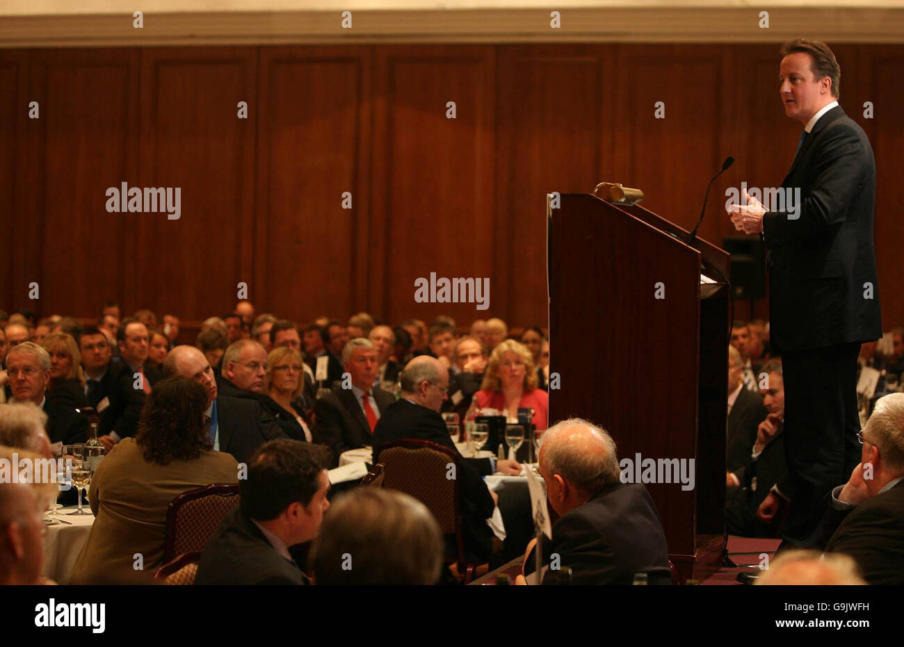 Il leader del Partito conservatore David Cameron parla all'Institute of Directors per un pranzo annuale all'Europa Hotel di Belfast, Irlanda del Nord. Foto Stock