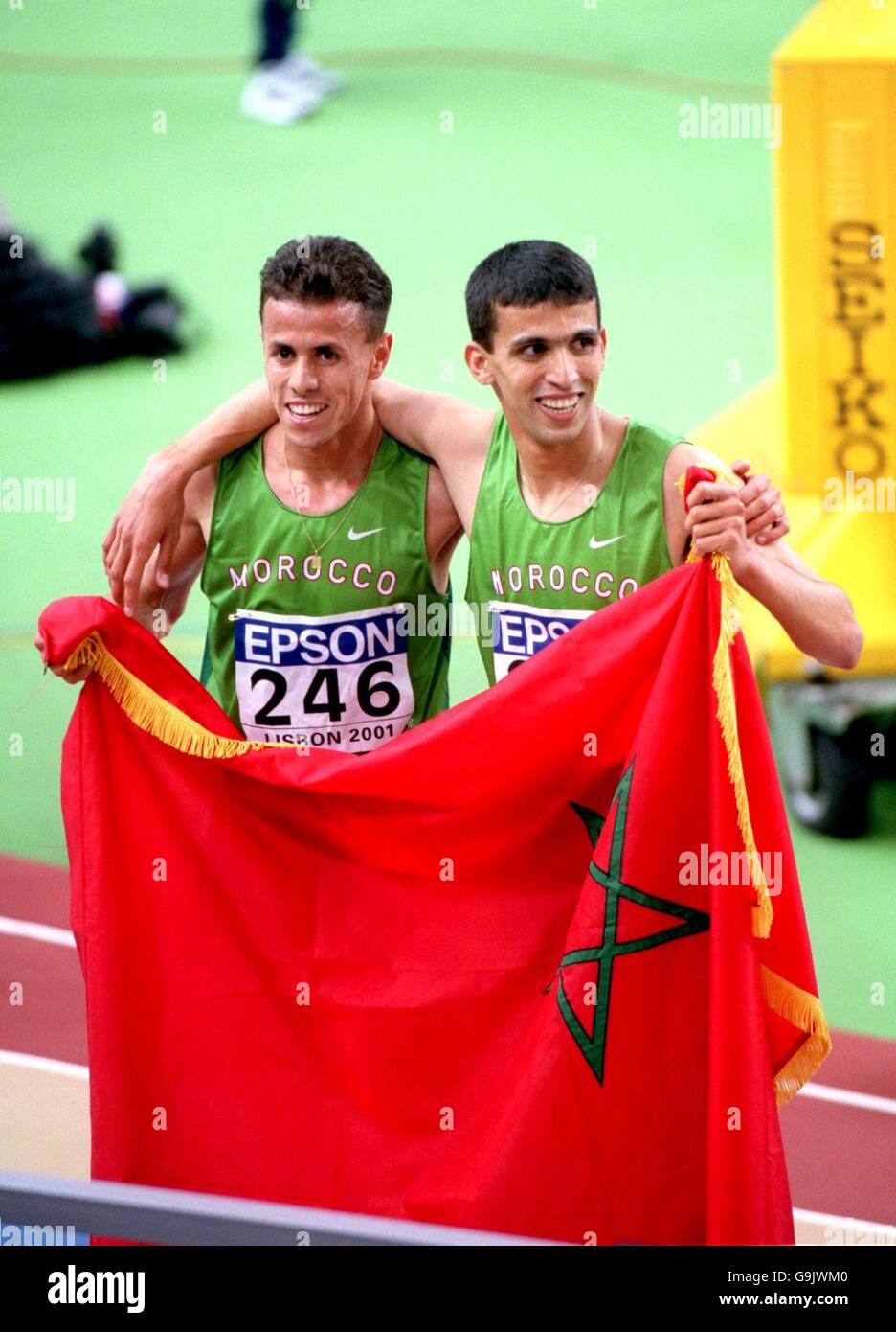 Atletica - Campionati mondiali indoor IAAF 2001 - Lisbona. Berioui (l) e Hicham El Guerrouj (r) detengono la bandiera marocchina dopo la finale di 3000 m. Foto Stock
