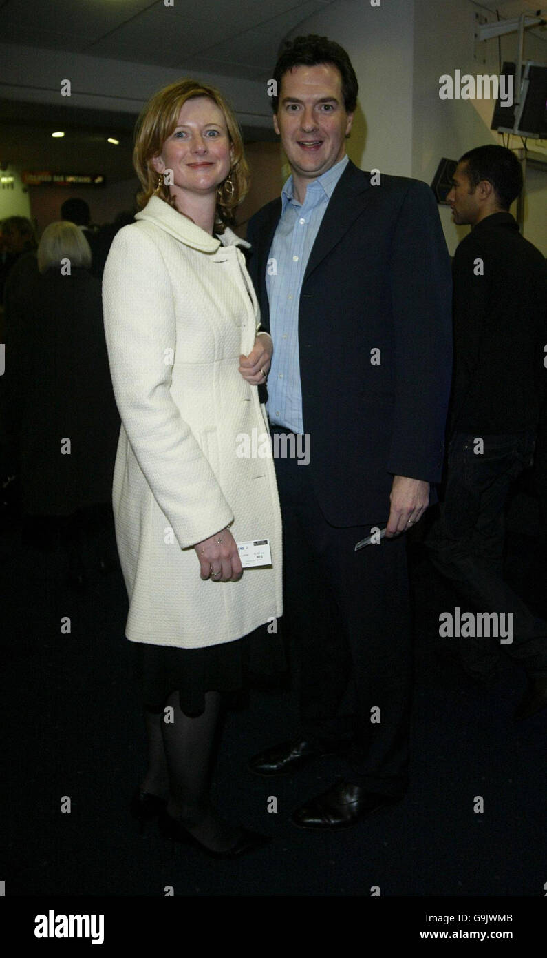 George Osborne MP e una donna inidentificata al Times Gala Screening di Bobby, all'Odeon West End nel centro di Londra. Foto Stock