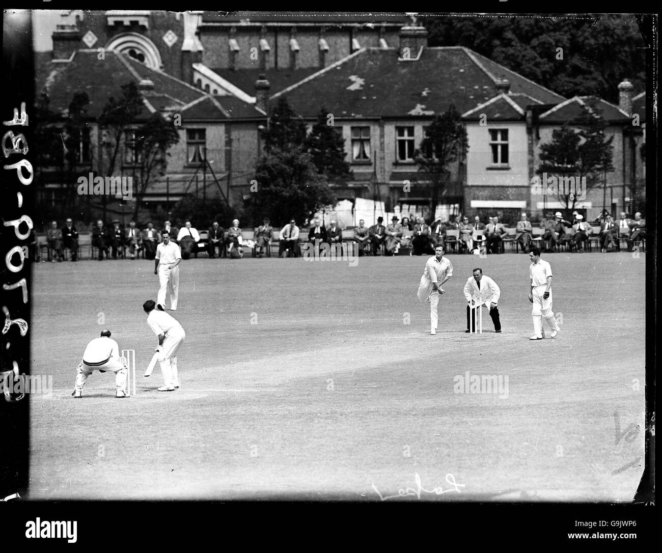 Cricket, Kent contro Surrey. Jim Laker di Surrey (terza r) bowling Foto Stock