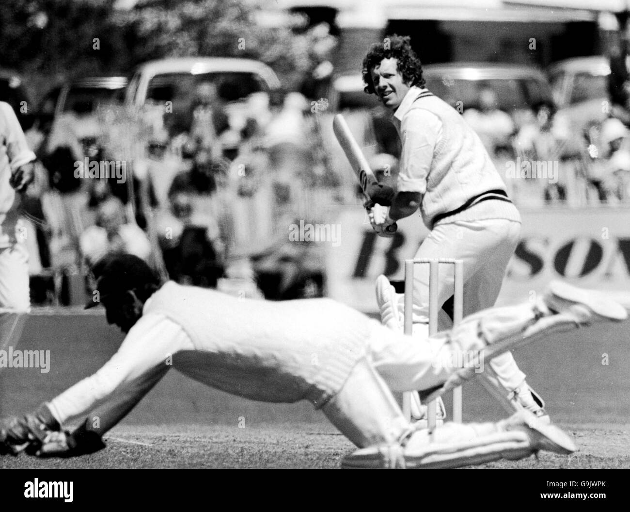 Graham Roope (r) di Surrey fa passare la palla oltre il wicketkeeper di Sussex A lungo (l) Foto Stock