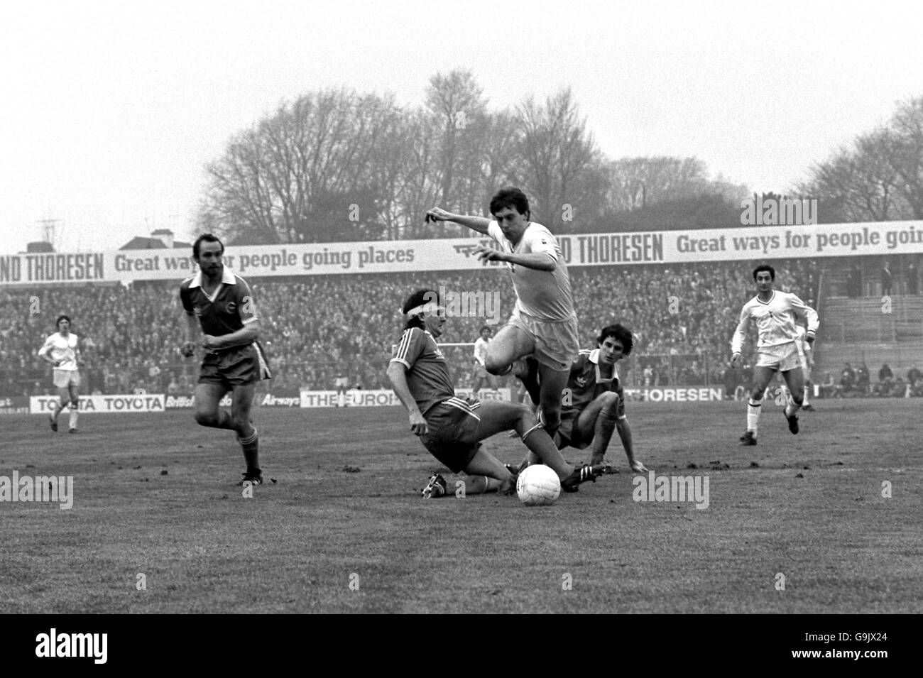 Calcio - Football League Division uno - Brighton e Hove Albion contro Tottenham Hotspur. Tony Galvin di Tottenham Hotspur (secondo r) supera Brighton e Steve Foster di Hove Albion (secondo l) e Brian Horton (l) Foto Stock