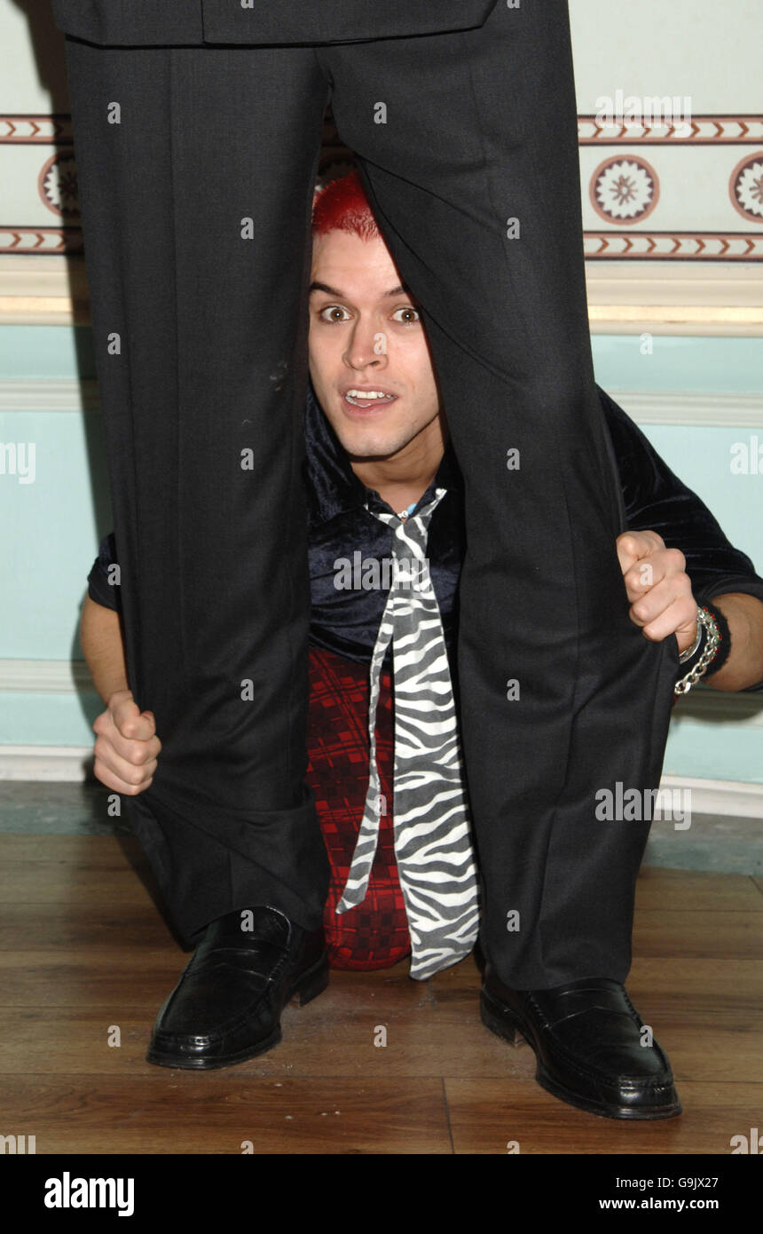 Il vincitore del Grande Fratello Pete Bennett fa ritorno alla Sala del Diario del Grande Fratello al Madame Tussauds, nel centro di Londra, e paga una visita a sorpresa a Connor Steventon, (11 anni dall'Isola di Man, e un paziente malato di cancro terminale) durante la sua visita, organizzata dalla beneficenza Dreams come True. Data immagine: Giovedì 26 ottobre 2006. Il credito fotografico dovrebbe essere: Yui Mok/PA Foto Stock