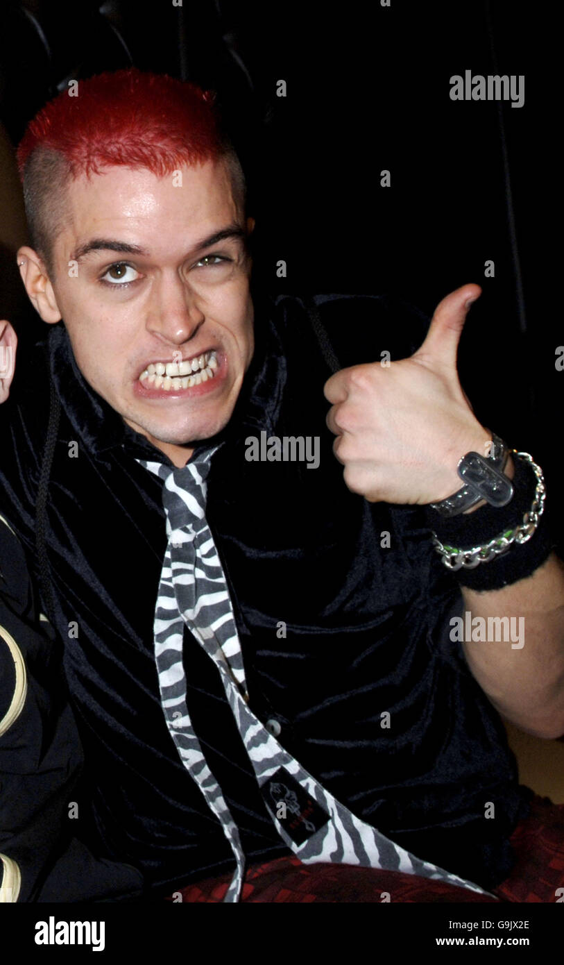 Il vincitore del Grande Fratello Pete Bennett fa ritorno alla Sala del Diario del Grande Fratello al Madame Tussauds, nel centro di Londra, e paga una visita a sorpresa a Connor Steventon, (11 anni dall'Isola di Man, e un paziente malato di cancro terminale) durante la sua visita, organizzata dalla beneficenza Dreams come True. Data immagine: Giovedì 26 ottobre 2006. Il credito fotografico dovrebbe essere: Yui Mok/PA Foto Stock