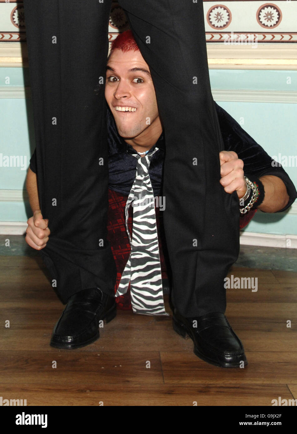 Il vincitore del Grande Fratello Pete Bennett fa ritorno alla Sala del Diario del Grande Fratello al Madame Tussauds, nel centro di Londra, e paga una visita a sorpresa a Connor Steventon, (11 anni dall'Isola di Man, e un paziente malato di cancro terminale) durante la sua visita, organizzata dalla beneficenza Dreams come True. Data immagine: Giovedì 26 ottobre 2006. Il credito fotografico dovrebbe essere: Yui Mok/PA Foto Stock