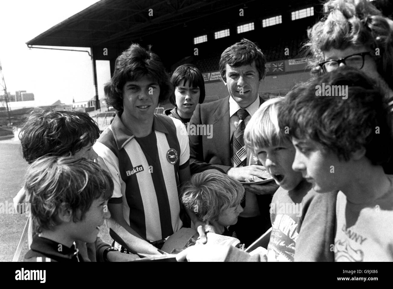 Calcio - Football League Divisione due - Brighton e Hove Albion Photocall. Il manager di Brighton e Hove Albion Alan Mullery (r) e l'attaccante Peter Ward (l) firmano autografi per i fan Foto Stock