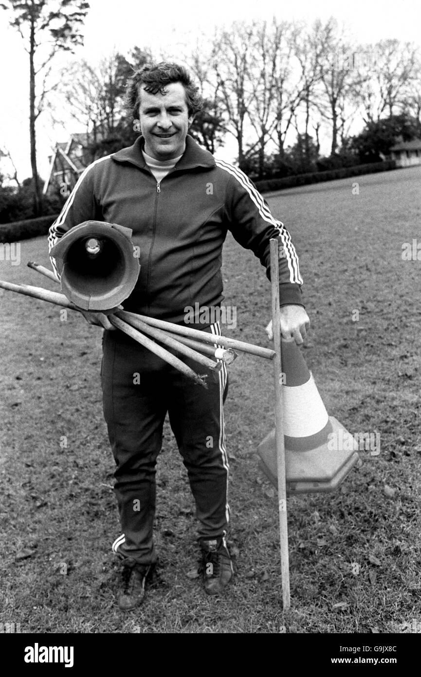 Alan Mullery, manager di Brighton e Hove Albion, raccoglie la formazione attrezzature dopo una sessione intensa Foto Stock