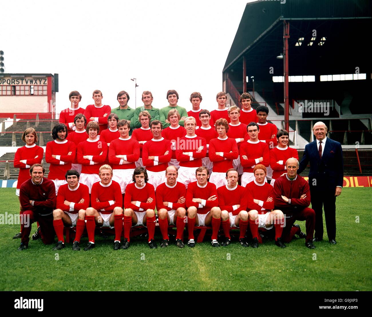 Manchester United team group: (Back row, l-r) Steve James, Alan Gowling, Jimmy Rimmer, Alex Stepney, John Connaughton, Brian Kidd, Paul Edwards, Willie Watson; (terza fila, l-r) Tommy o'Neil, Tony Young, Kevin Lewis, Brian Greenhoff, Francis Burns, Ian Donald, Tony Whelan; (Seconda fila, l-r) John Fitzpatrick, George Best, Eric Young, Bill Fairhurst, David Sadler, Ian Ure, Damien Ferguson, John Aston, Laurie Millerchip; (prima fila, l-r) manager Wilf McGuinness, Tony Dunne, Denis Law, Willie Morgan, Bobby Charlton, Pat Crerand, direttore generale di Carlo Smetti, allenatore Sartori Foto Stock