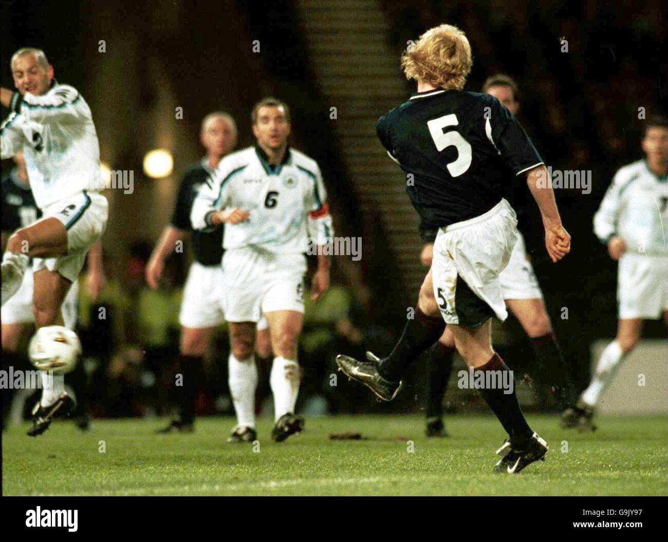 Calcio - Coppa del mondo 2002 qualificatore - Gruppo sei - Scozia / San Marino. La scozzese Colin Hendry spara nel secondo obiettivo contro San Marino Foto Stock