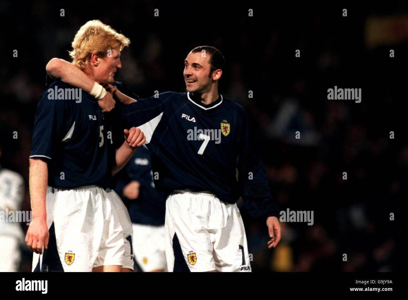 Calcio - Coppa del mondo 2002 qualificatore - Gruppo sei - Scozia / San Marino. Colin Hendry il capitano scozzese si congratula con Colin Cameron dopo aver segnato il secondo gol Foto Stock