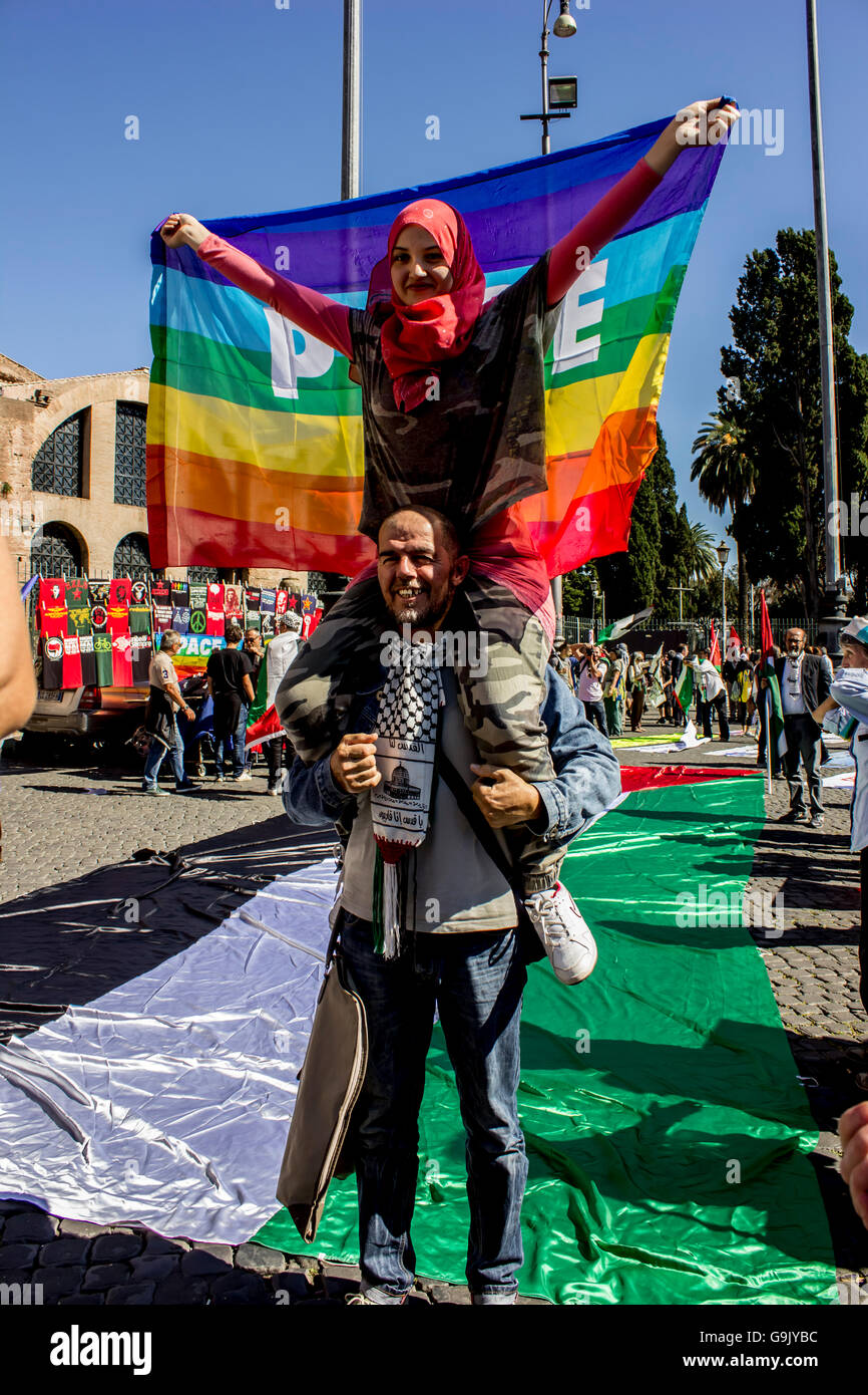 Ragazza palestinese tenendo una bandiera della pace Foto Stock