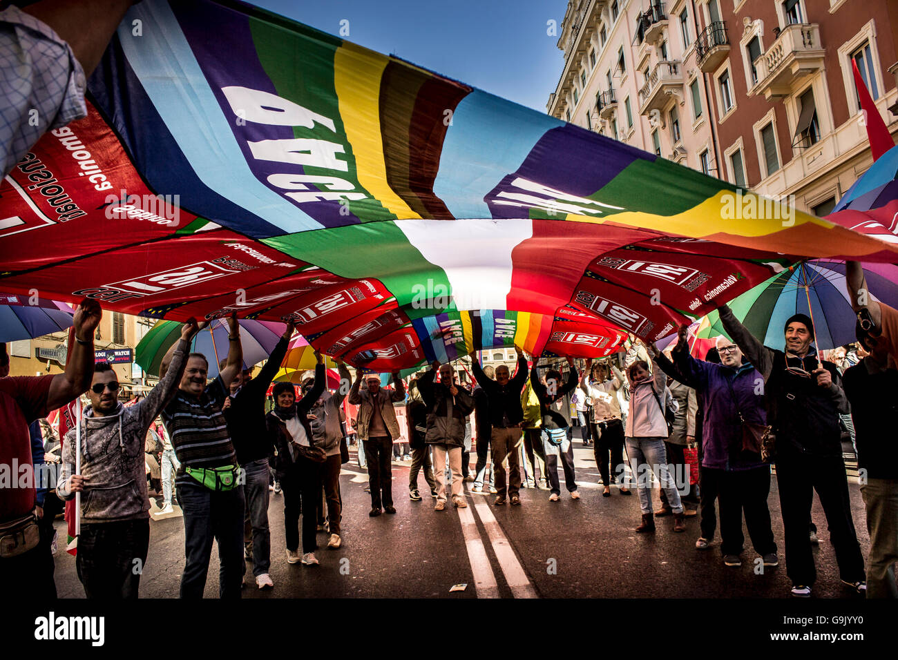 Bandiera della pace nella manifestazione contro i lavori atto a Roma Foto Stock