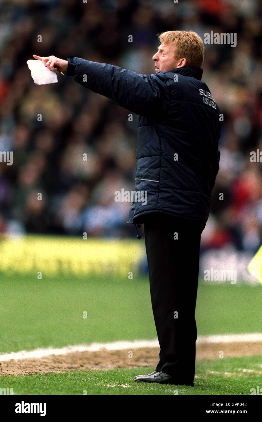 Il manager di Coventry City Gordon Strachan dirige i suoi giocatori dall' linea laterale Foto Stock