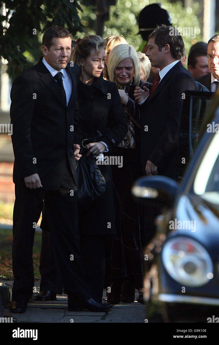 La madre dei bambini Sharon Wood (seconda a sinistra), il marito Paul Wood (a sinistra), il padre dei bambini Neil Shepherd (a destra) e il suo partner Ruth Beatson (seconda a destra) arrivano per i funerali di Christianne e Robert Shepherd alla Chiesa di San Giovanni a Wakefield. Foto Stock