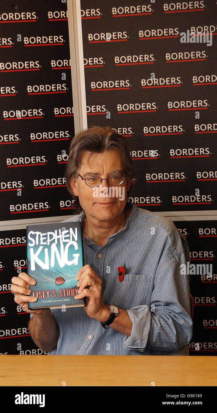 L'autore Stephen King firma copie del suo ultimo libro 'Lisey's Story', a Borders Oxford Street, nel centro di Londra. Foto Stock