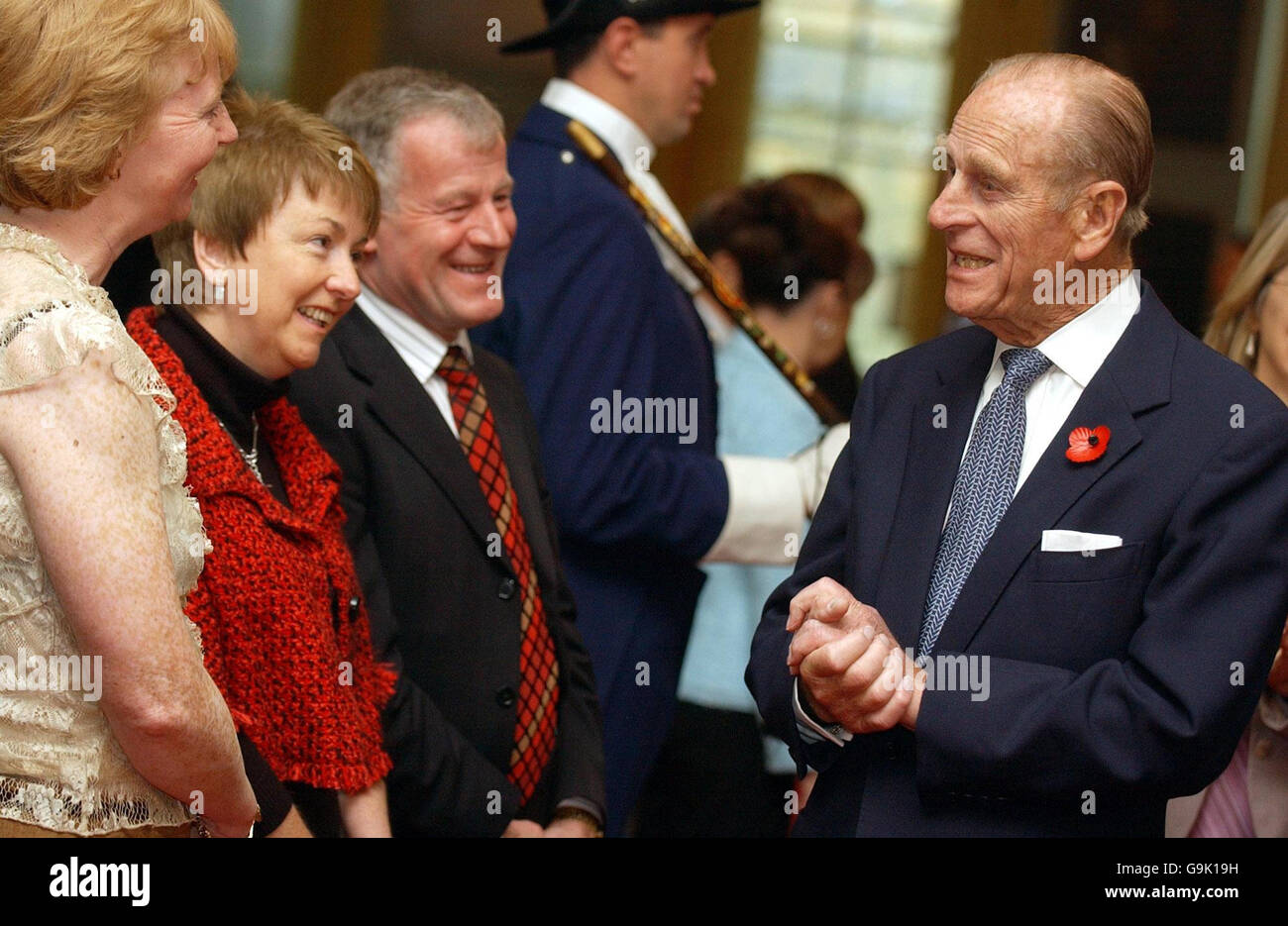 Il Duca di Edimburgo incontra i membri del pubblico durante un evento congiunto di Gold Award al Palace of Holyroodhouse di Edimburgo. Foto Stock