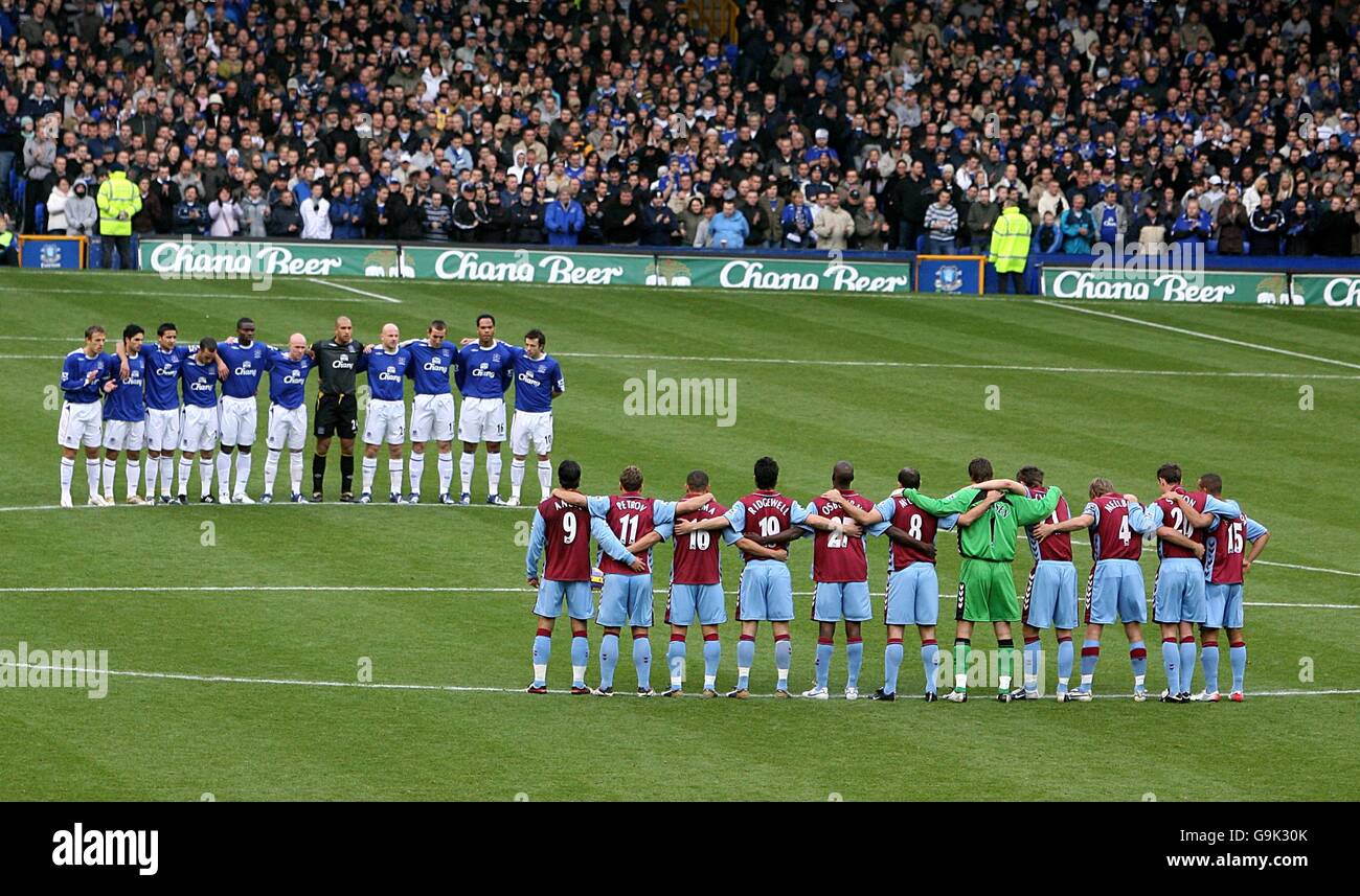 I giocatori di Everton e Aston Villa osservano un minuto di silenzio per giorno della rimembranza Foto Stock