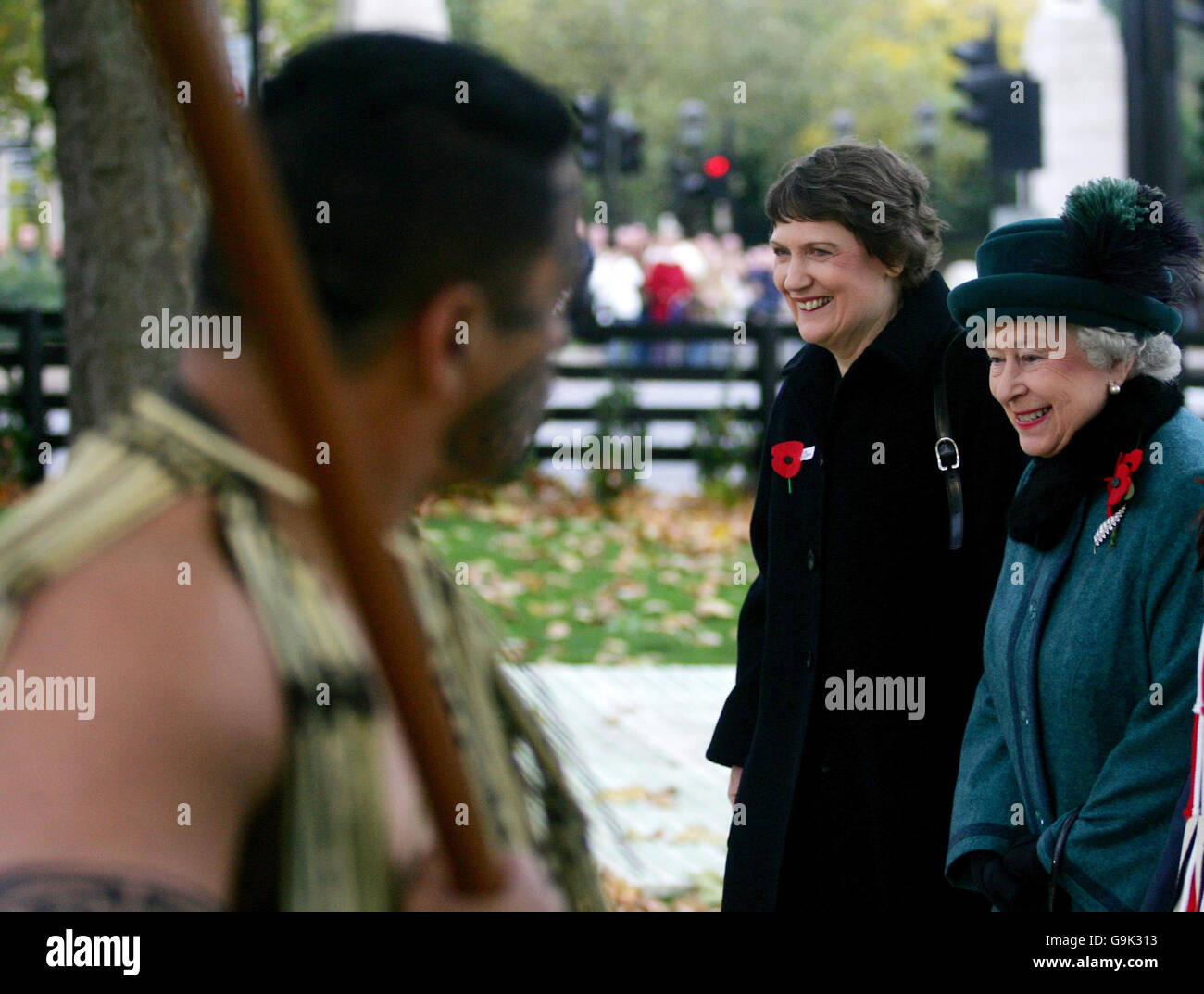 Un membro Maori della New Zealand Defense Force esegue l'Haka per la Regina Elisabetta II (R) e il primo ministro neozelandese Helen Clark durante la dedicazione del New Zeland Memorial a Hyde Park, Londra, Foto Stock