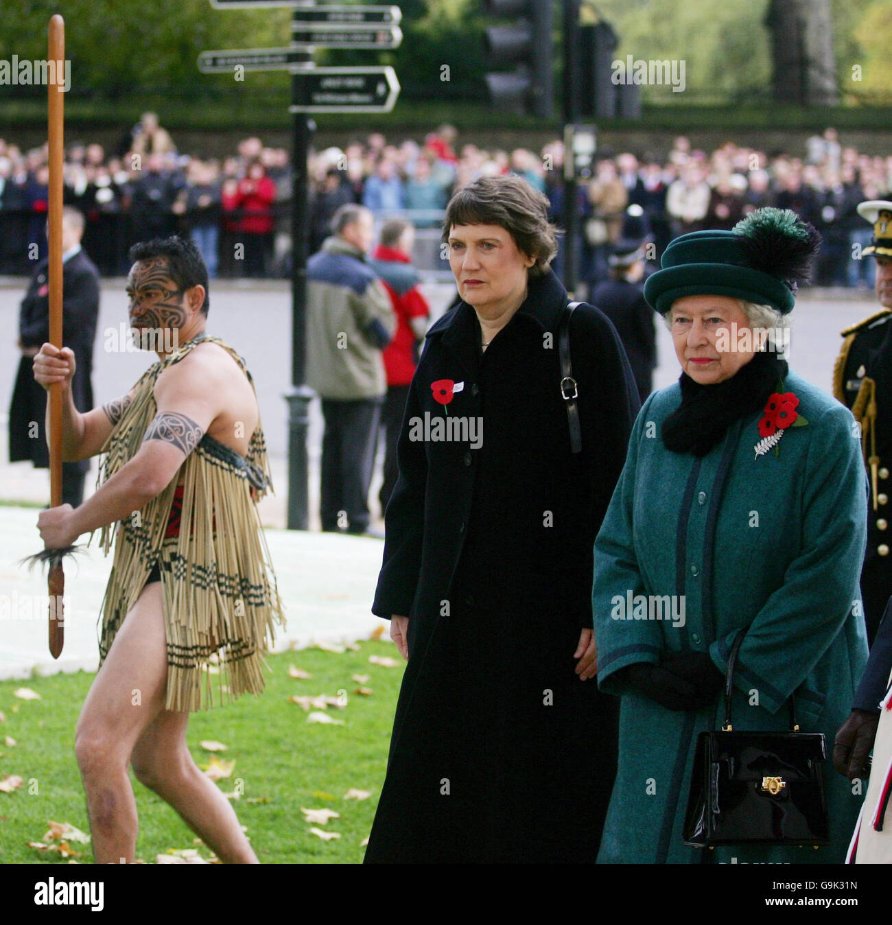 Un membro Maori della New Zealand Defense Force esegue l'Haka per la Regina Elisabetta II (destra) e il primo ministro neozelandese Helen Clark durante la dedicazione del New Zeland Memorial a Hyde Park, Londra, Foto Stock